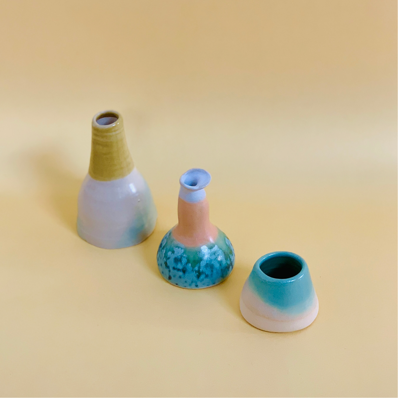 Céramiques : vase, bouteille et coquetier