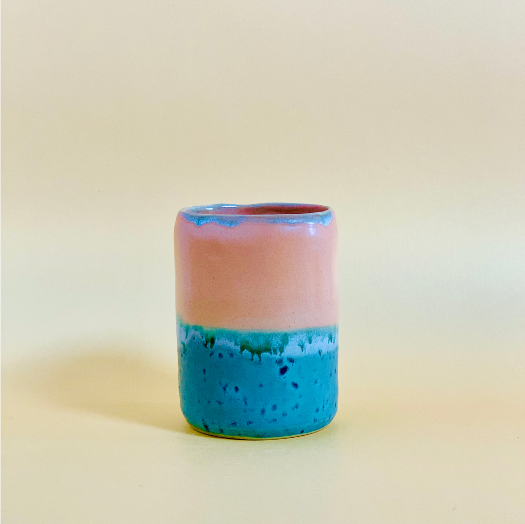 Petite tasse bicolore verre et rose en céramique