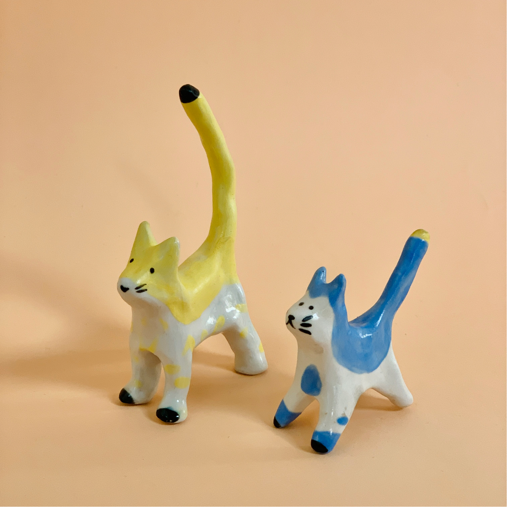 Deux chats jaune et bleu en céramique