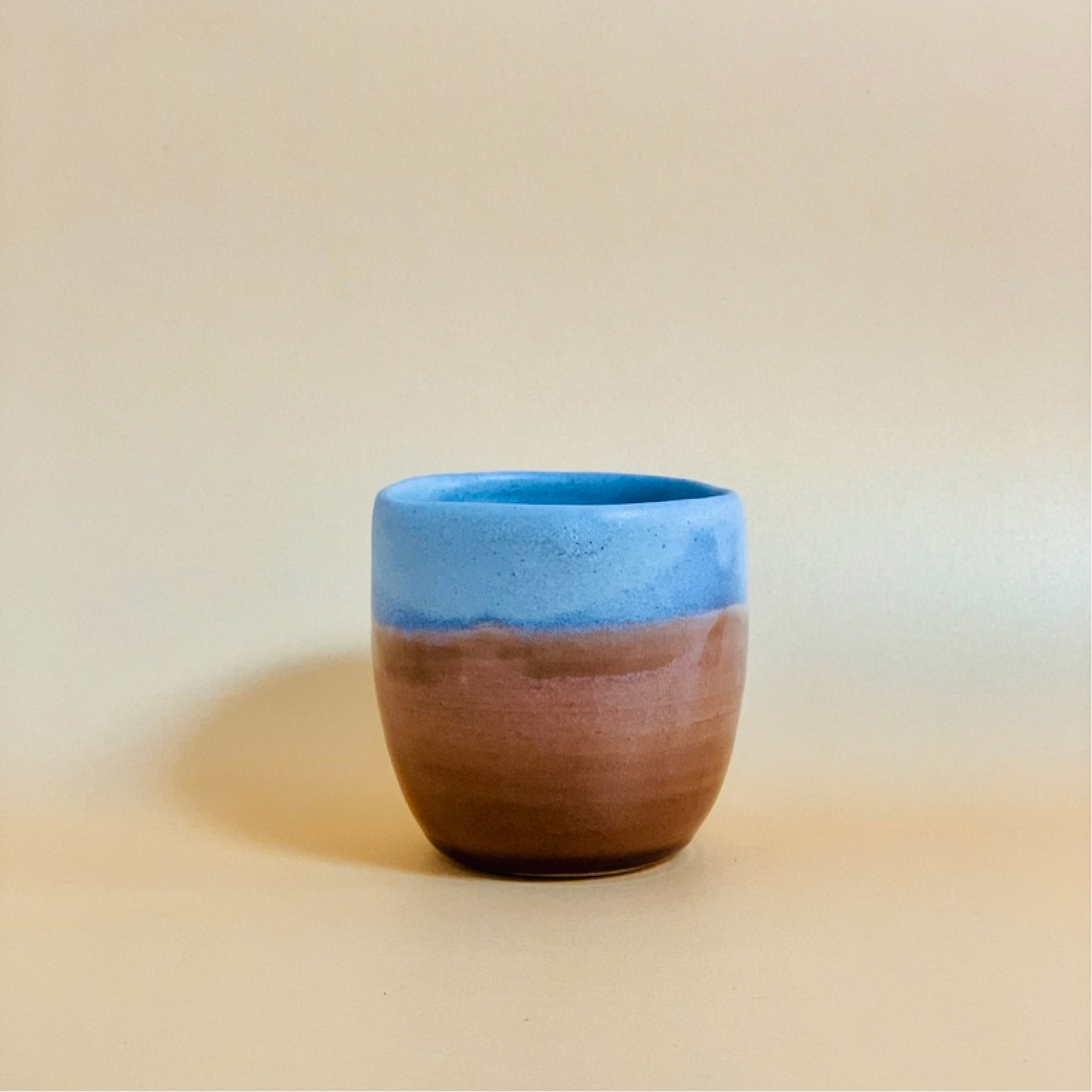 Petite tasse bicolore chocolat bleu en céramique