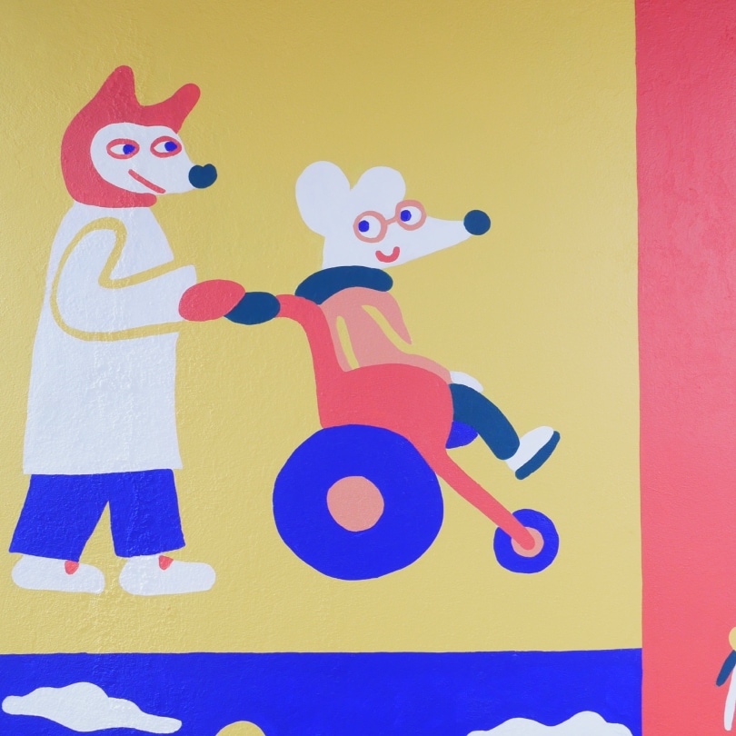 Zoom sur une partie de la fresque avec une souris poussée par un renard